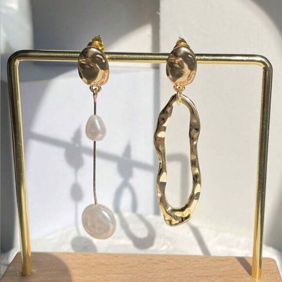 Elegant Gold and Pearl Drop Earrings A1140 - Picture 1 of 4